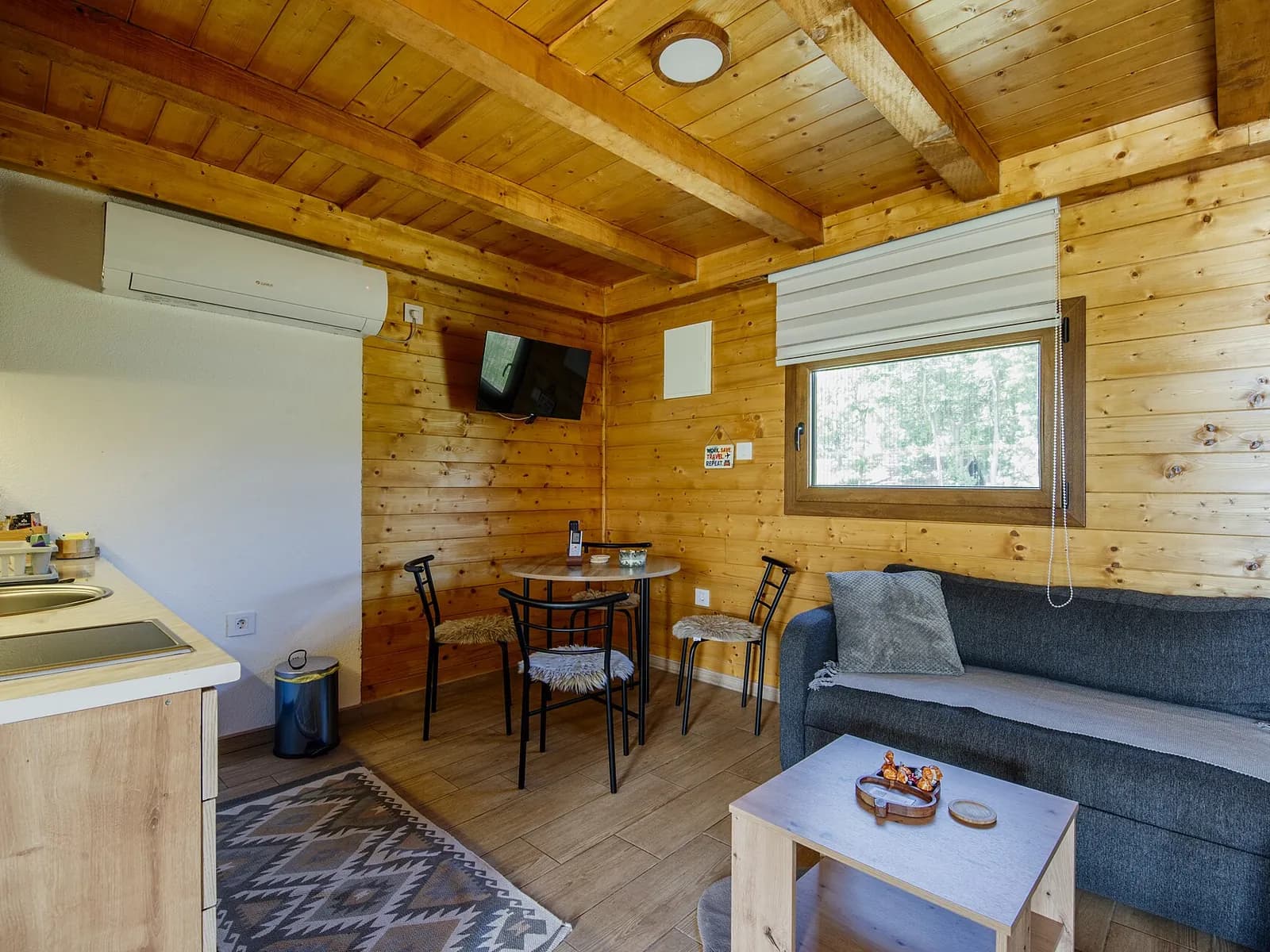 Wohnbereich mit Holzverkleidung – Tiny House in Immenstadt im Allgäu – Foto: Shixart1985, CC BY 2.0
