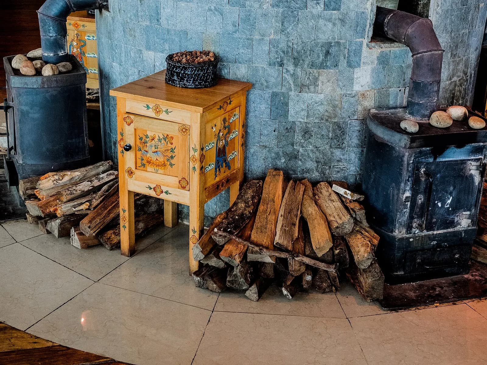 Pelletofen und Holzlager – Tiny House in Köln – Foto: Esin Üstün from Istanbul, Turkey, CC BY 2.0