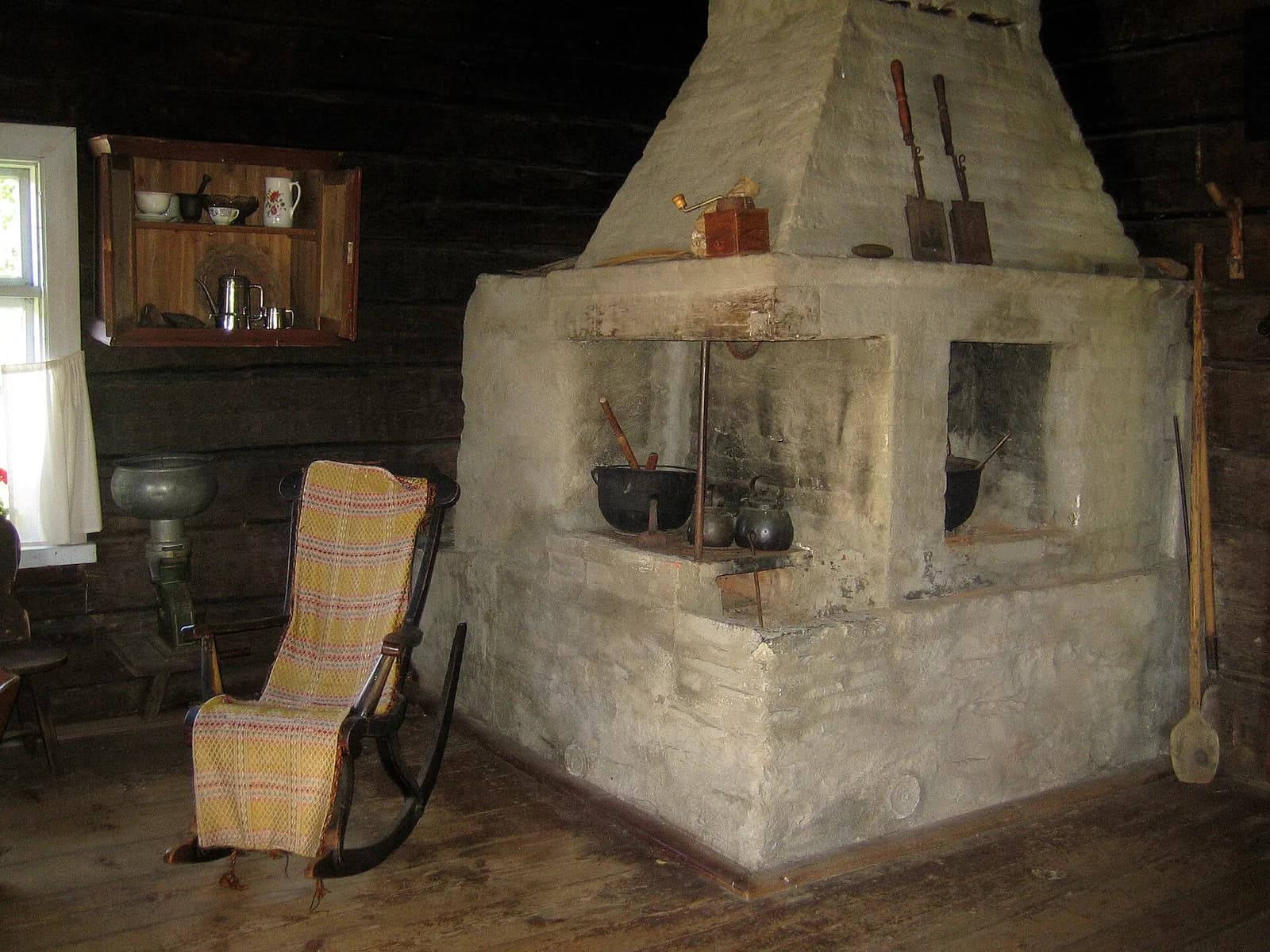 Holzofen mit Backfach – Tiny House in Erfurt – Foto: Tomisti, CC BY-SA 4.0