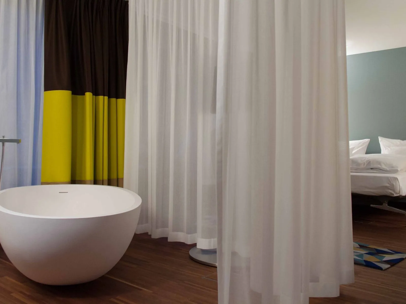 Bad mit Wanne – Tiny House in Rosenheim – Foto: Walter Schärer, CC BY-SA 3.0